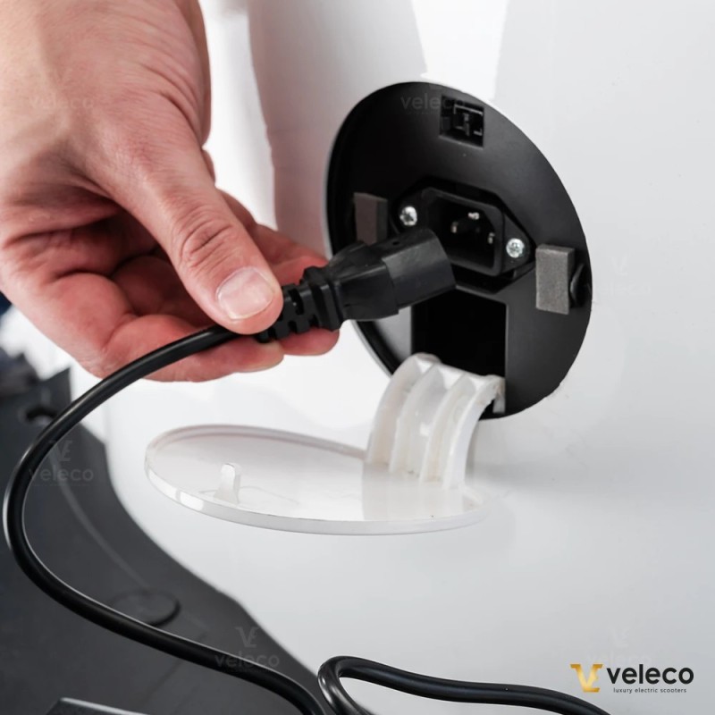 Veleco CRISTAL: scooter elettrico a tre ruote con illuminazione LED completa