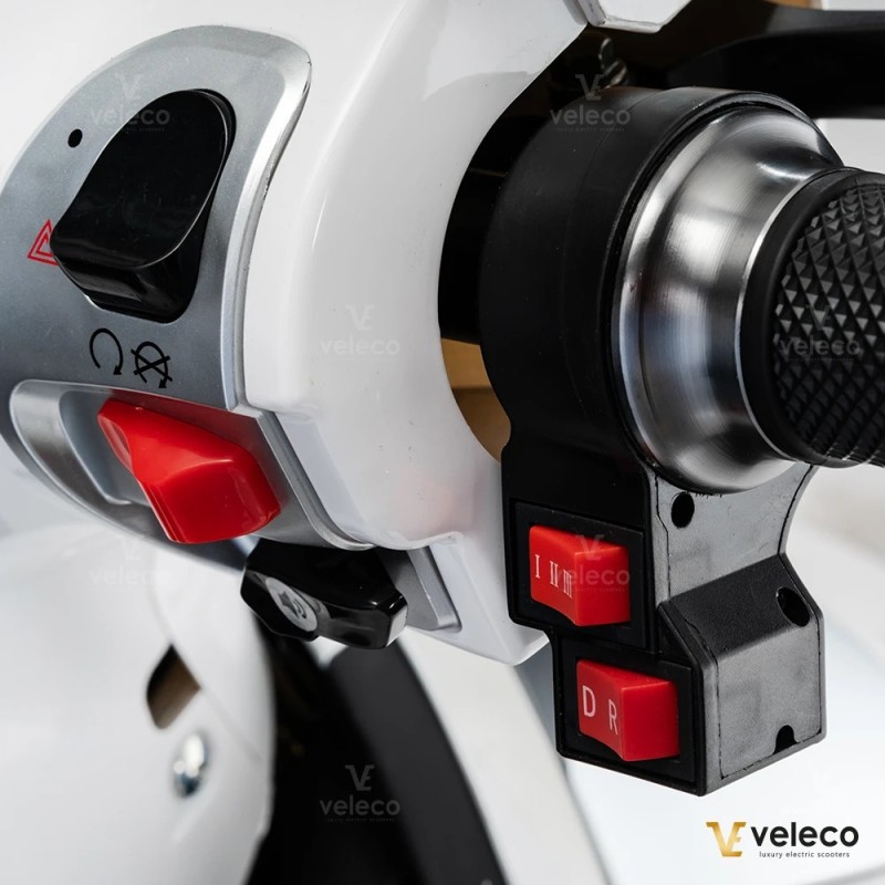 Veleco CRISTAL: scooter elettrico a tre ruote con illuminazione LED completa